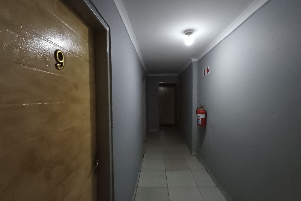 HUGE INVESTMENT PROPERTY IN SE 7. - Photo 2