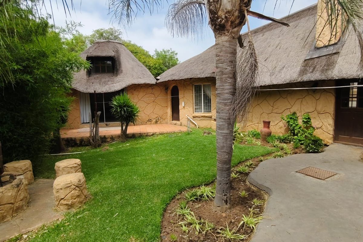 Magnificent double storey family home with endless potential – Deneysville - Photo 4