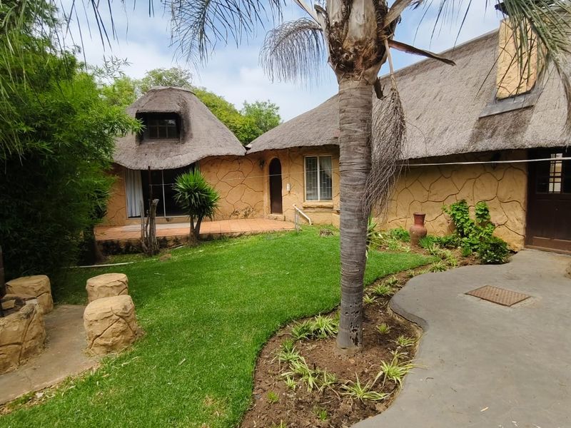 Magnificent double storey family home with endless potential – Deneysville - Photo 4