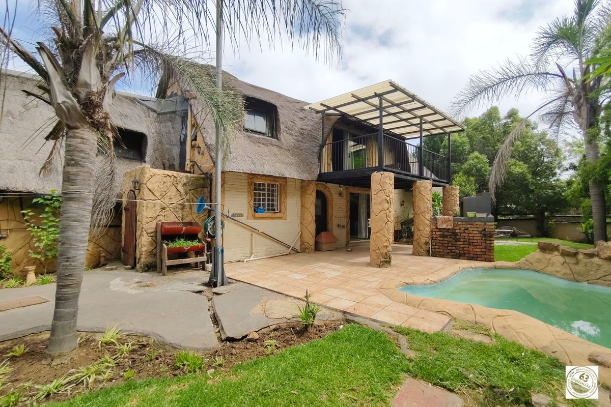 Magnificent double storey family home with endless potential – Deneysville - Photo 2