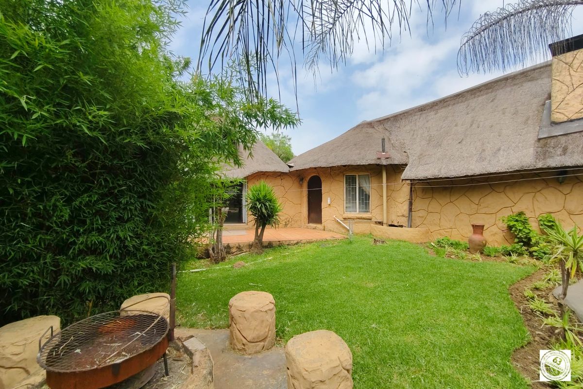 Magnificent double storey family home with endless potential – Deneysville - Photo 5