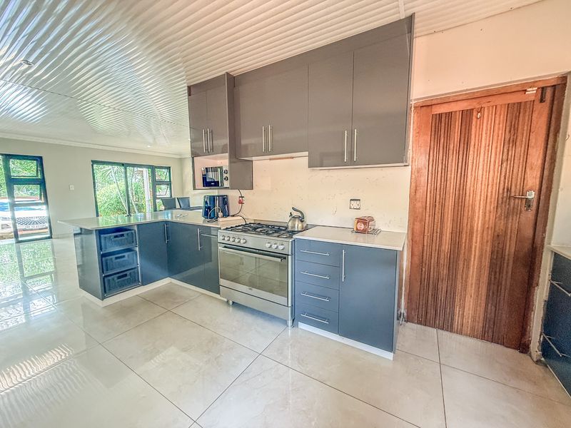 Spacious Newly Renovated 3-Bedroom Family Home - Photo 10