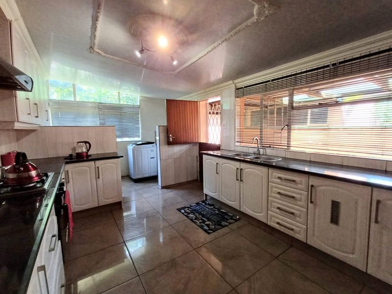 Big Family Home In Sasolburg Up For Grabs. - Photo 10