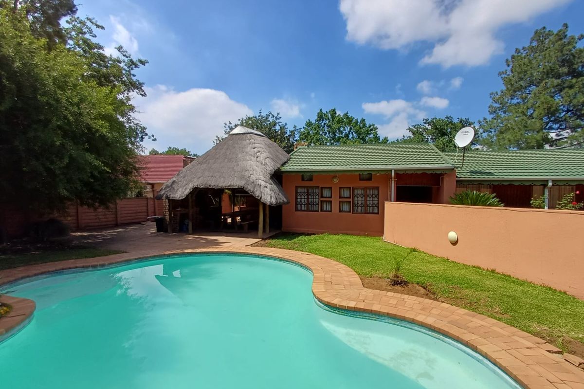 Big Family Home In Sasolburg Up For Grabs. - Photo 3