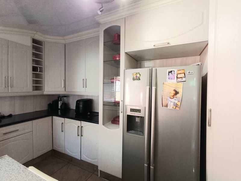 Big Family Home In Sasolburg Up For Grabs. - Photo 9