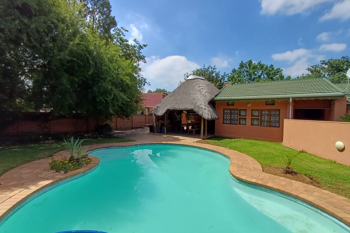 Big Family Home In Sasolburg Up For Grabs. - Photo 4