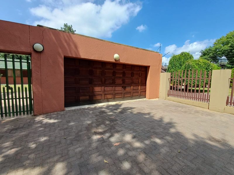 Big Family Home In Sasolburg Up For Grabs. - Photo 2