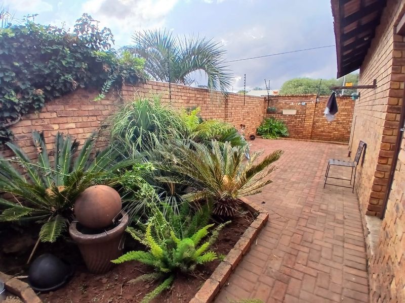 3 Bedroom House for Sale in New State Area - Photo 2