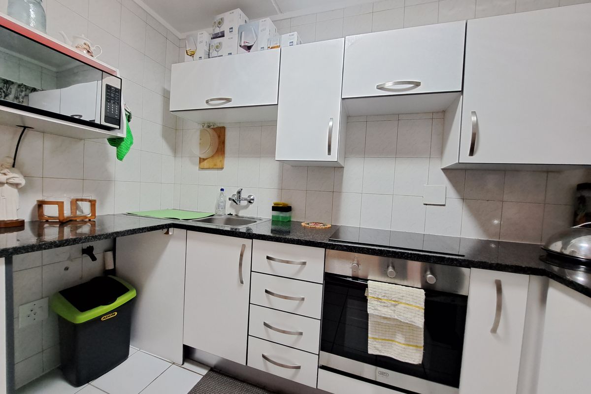 Stunning 1 bedroom ground floor Apartment - Photo 5