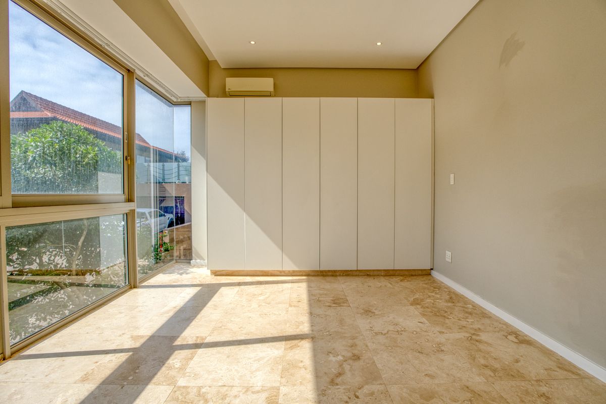 Modern Single-Level Condo with Forest Views – To Rent - Photo 3