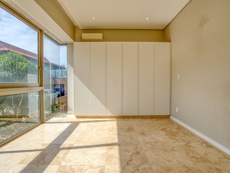 Modern Single-Level Condo with Forest Views – To Rent - Photo 3