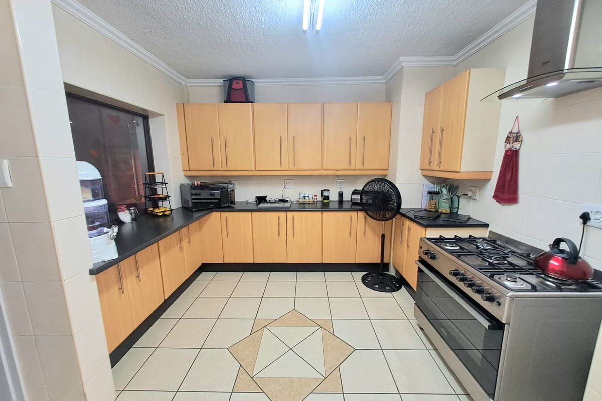 MODERN, SPACIOUS TOWNHOUSE IN SOUGHT-AFTER THREE RIVERS PROPER. - Photo 3