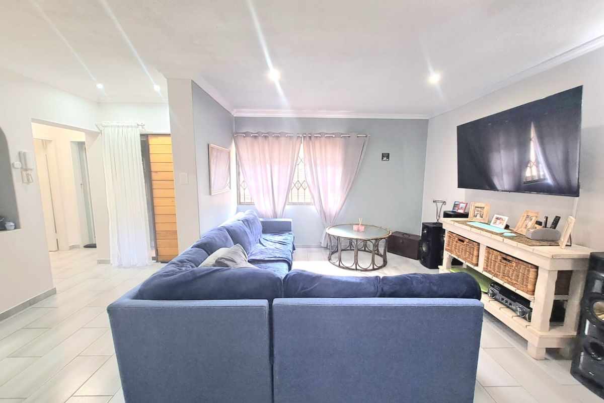 MODERN, SPACIOUS TOWNHOUSE IN SOUGHT-AFTER THREE RIVERS PROPER. - Photo 4