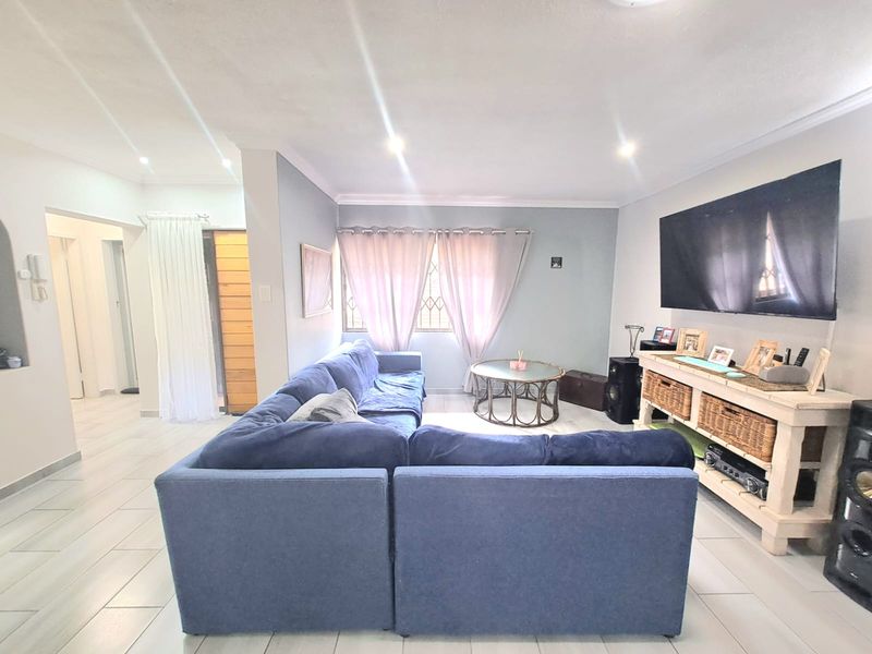 MODERN, SPACIOUS TOWNHOUSE IN SOUGHT-AFTER THREE RIVERS PROPER. - Photo 4