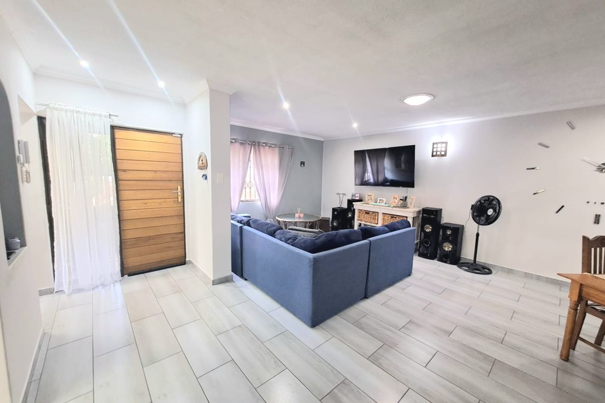 MODERN, SPACIOUS TOWNHOUSE IN SOUGHT-AFTER THREE RIVERS PROPER. - Photo 2