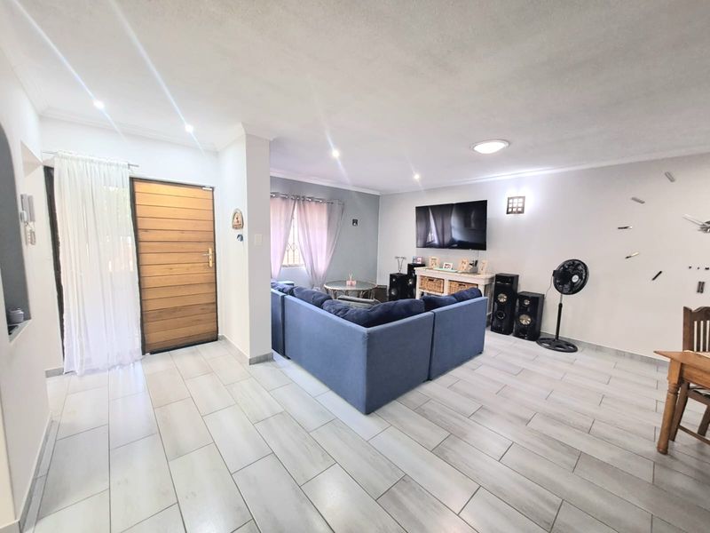 MODERN, SPACIOUS TOWNHOUSE IN SOUGHT-AFTER THREE RIVERS PROPER. - Photo 2