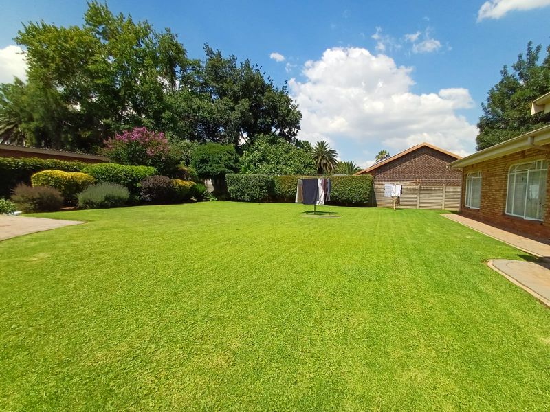 This Honestly Is One Of The Most Majestic Garden Spaces I Have Ever Seen. - Photo 5