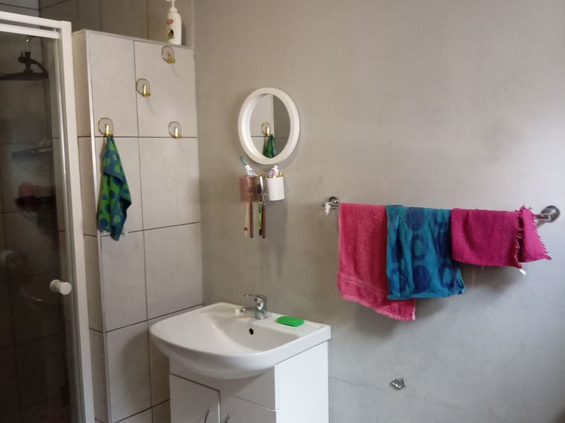 2 Bedroom Flat for Sale – Walking Distance to CBD - Photo 2