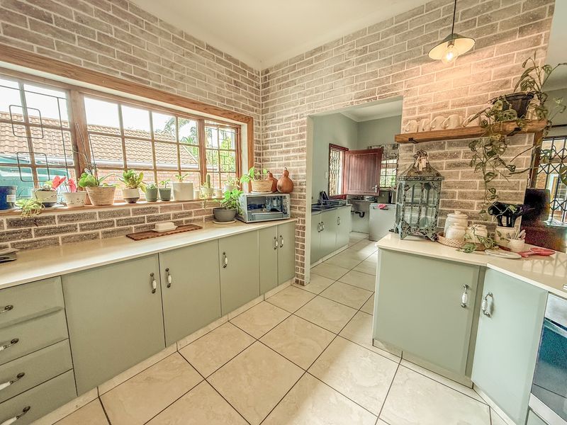 Immaculate 5-Bedroom Family Home for Sale in Panorama - Photo 4