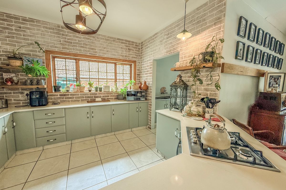 Immaculate 5-Bedroom Family Home for Sale in Panorama - Photo 2