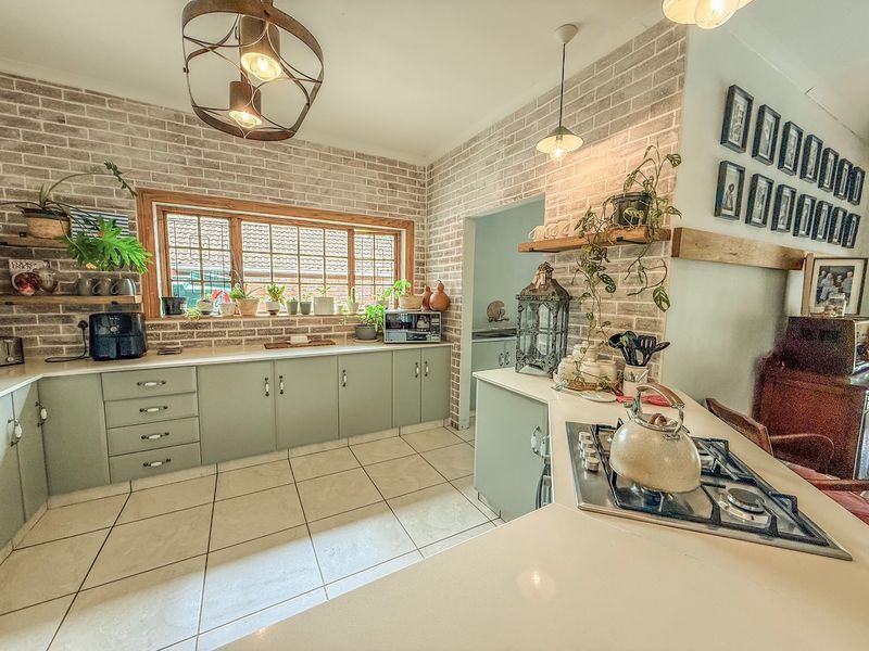 Immaculate 5-Bedroom Family Home for Sale in Panorama - Photo 2