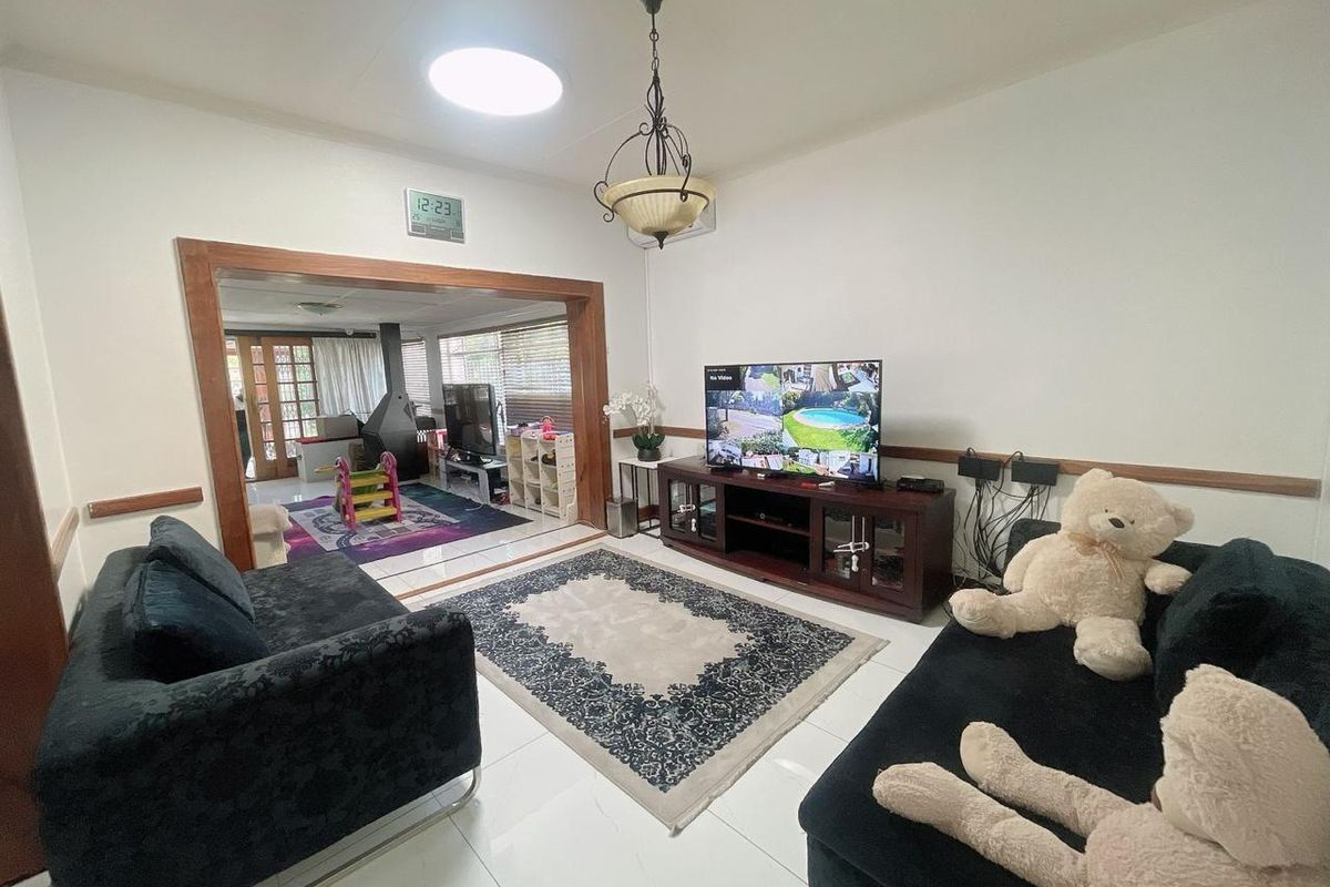 The Ultimate Family Home with Pool, Entertainment & Loads of Parking! - Photo 4