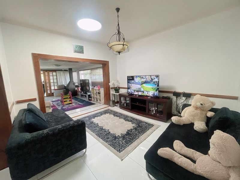 The Ultimate Family Home with Pool, Entertainment & Loads of Parking! - Photo 4