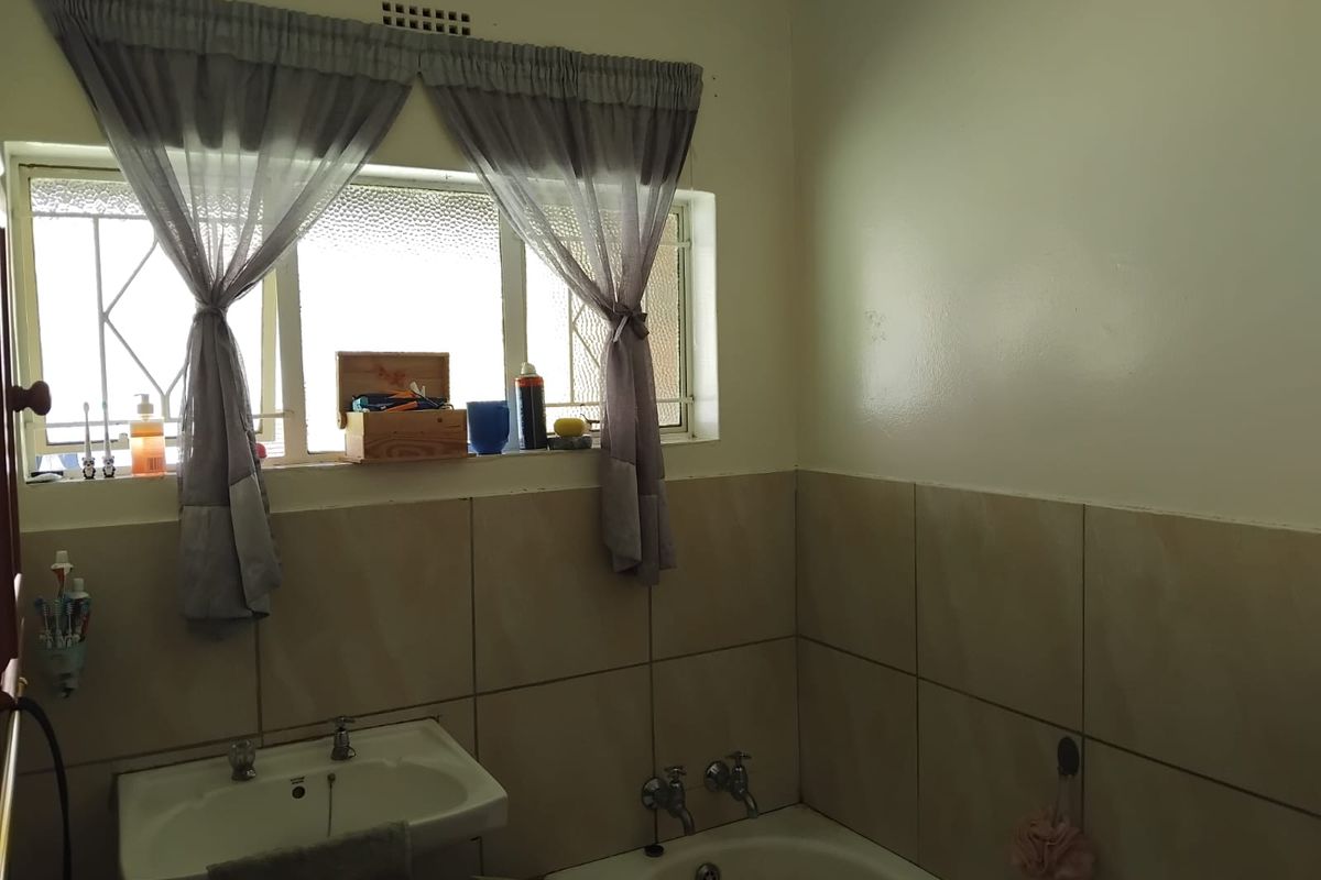 3 Bedroom in complex - Photo 4