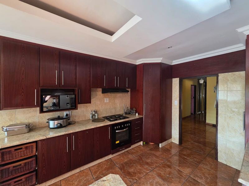 BARGAIN OF THE WEEK – Family Home for Sale in Vaalpark! - Photo 9