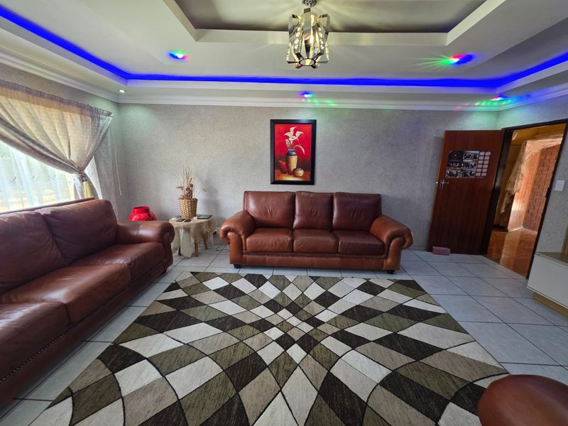 BARGAIN OF THE WEEK – Family Home for Sale in Vaalpark! - Photo 2