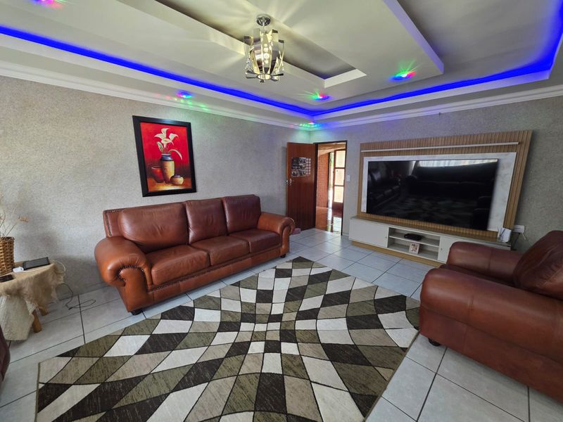 BARGAIN OF THE WEEK – Family Home for Sale in Vaalpark! - Photo 4