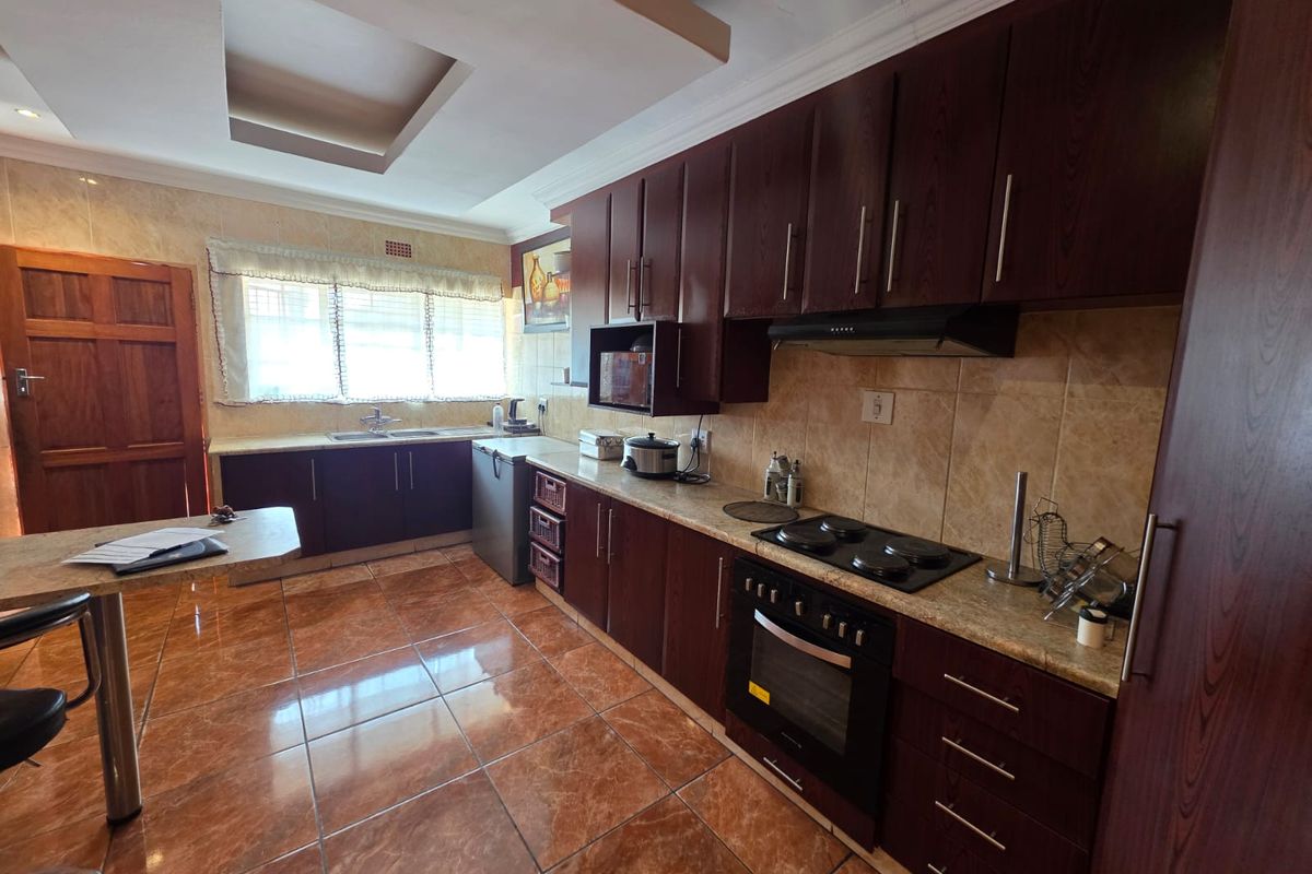 BARGAIN OF THE WEEK – Family Home for Sale in Vaalpark! - Photo 3