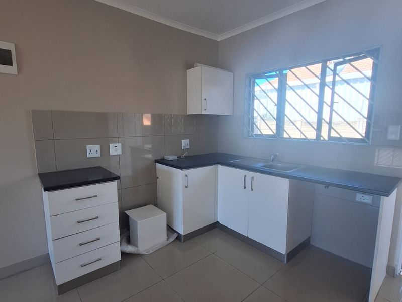 Gated complex with 24 Hour Security - Photo 4