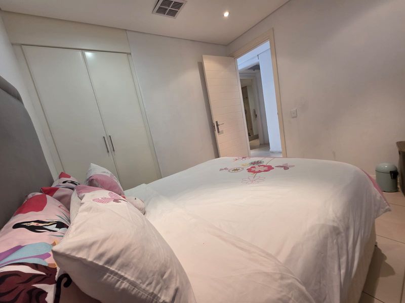 Stylish 3-Bedroom Umhlanga Apartment with Distant Sea Views & Walk-to-Beach Lifestyle - Photo 10