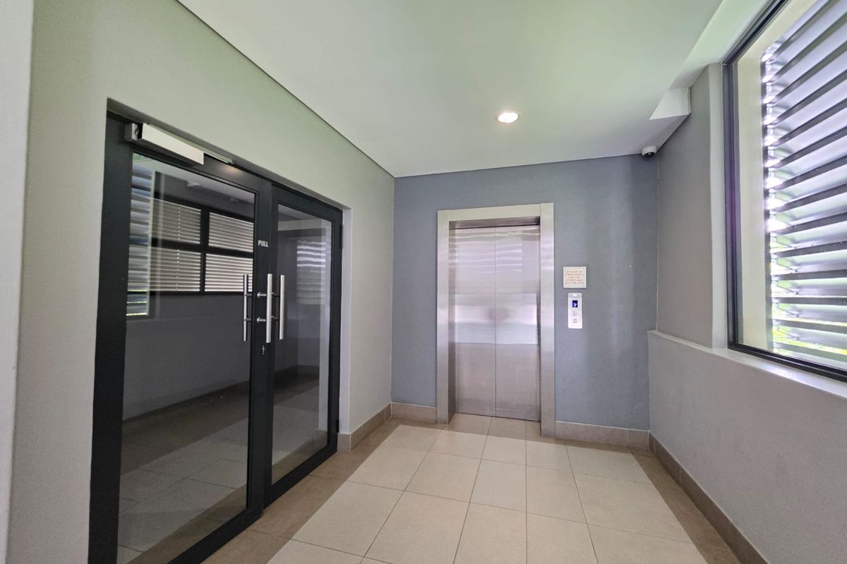 Stylish 3-Bedroom Umhlanga Apartment with Distant Sea Views & Walk-to-Beach Lifestyle - Photo 2