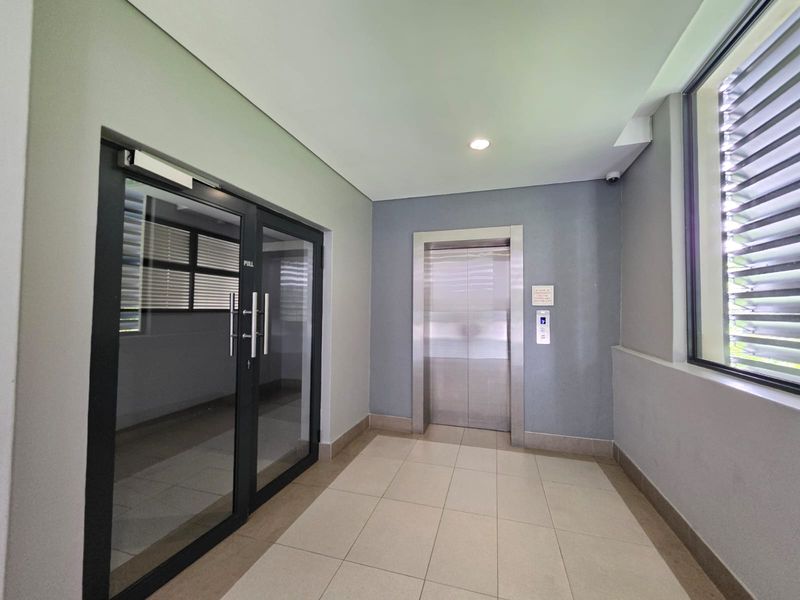 Stylish 3-Bedroom Umhlanga Apartment with Distant Sea Views & Walk-to-Beach Lifestyle - Photo 2