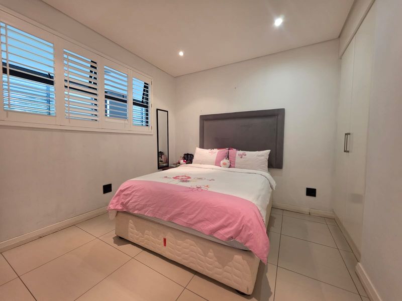 Stylish 3-Bedroom Umhlanga Apartment with Distant Sea Views & Walk-to-Beach Lifestyle - Photo 9