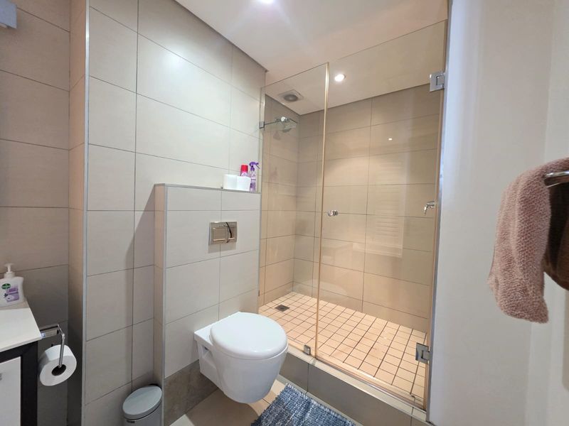 Stylish 3-Bedroom Umhlanga Apartment with Distant Sea Views & Walk-to-Beach Lifestyle - Photo 8