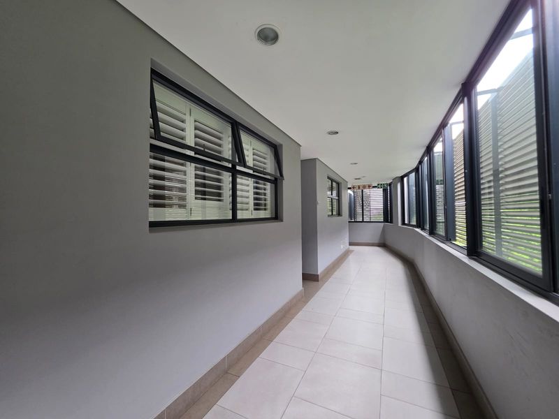 Stylish 3-Bedroom Umhlanga Apartment with Distant Sea Views & Walk-to-Beach Lifestyle - Photo 3