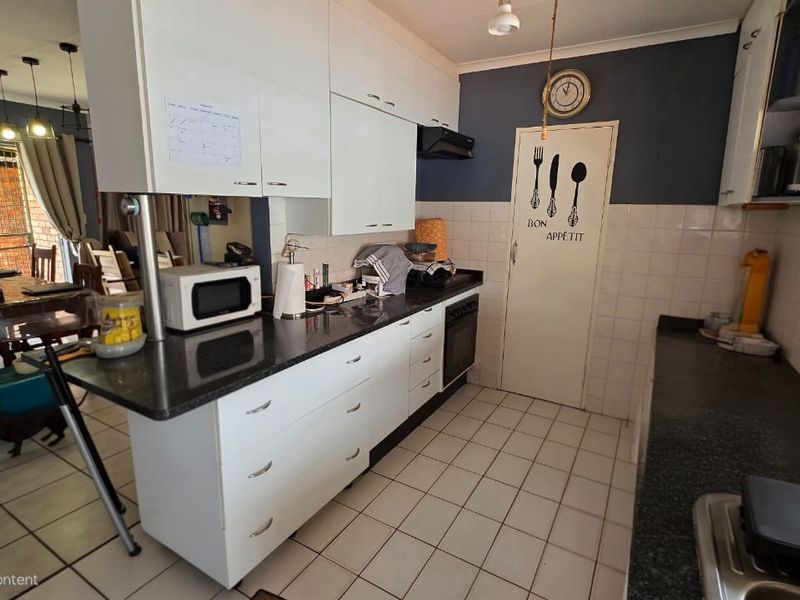 Neat 3 Bedroom House Doornpoort - Photo 5