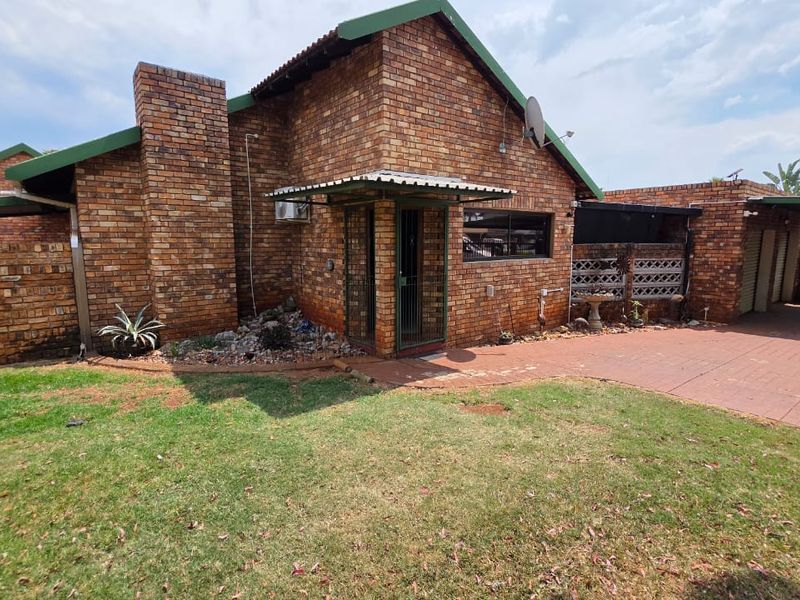 Neat 3 Bedroom House Doornpoort - Photo 2