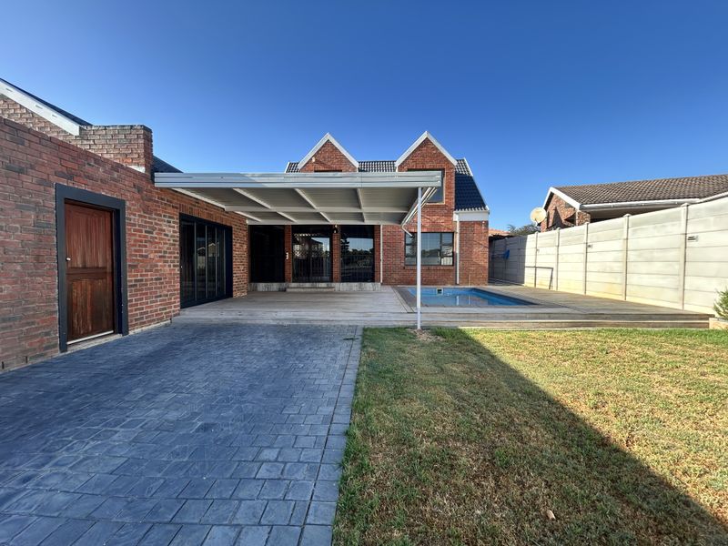 4 Bedroom Home For Sale in Noorsekloof - Photo 4