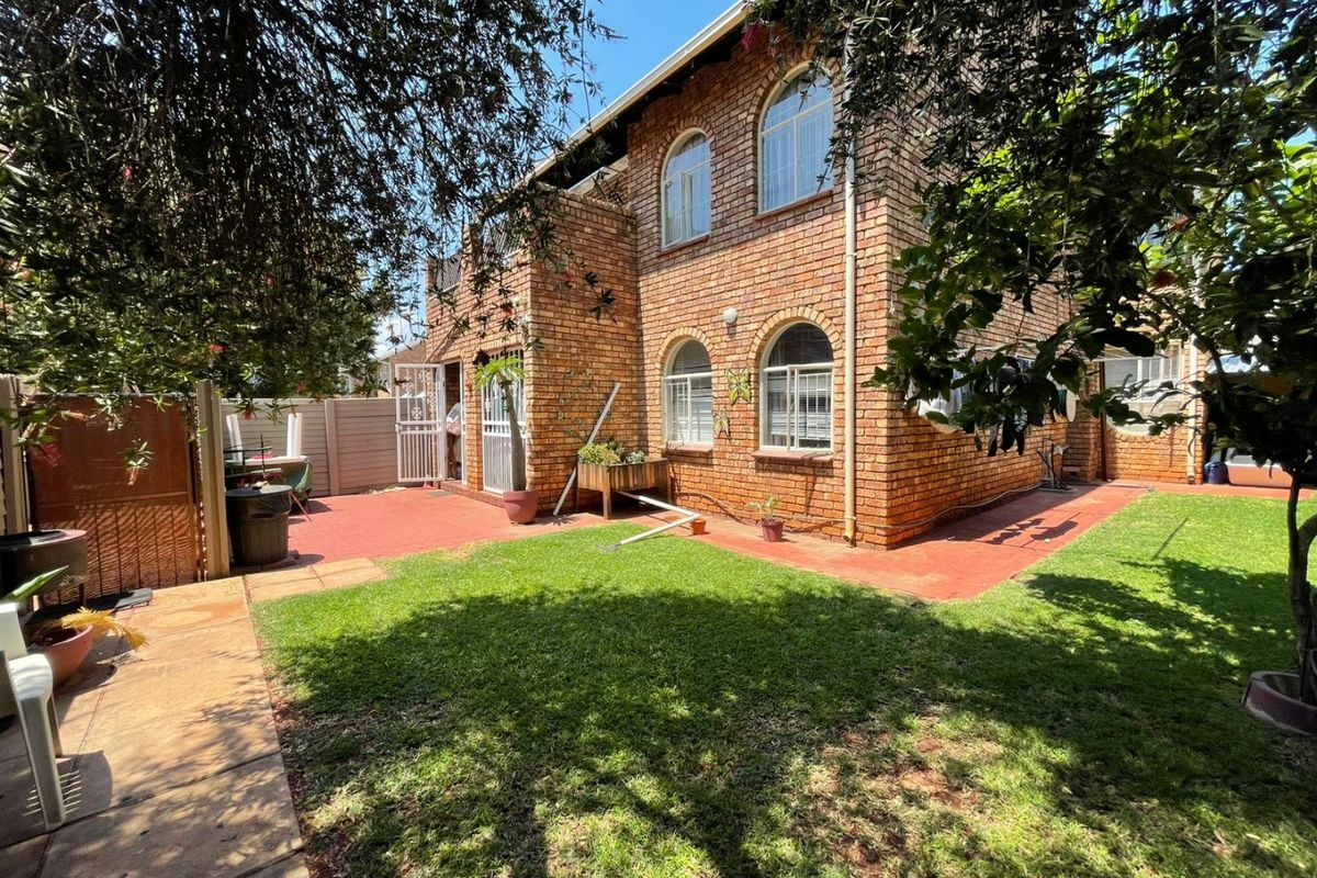 Ground 3 Bedroom Unit Doornpoort - Photo 2