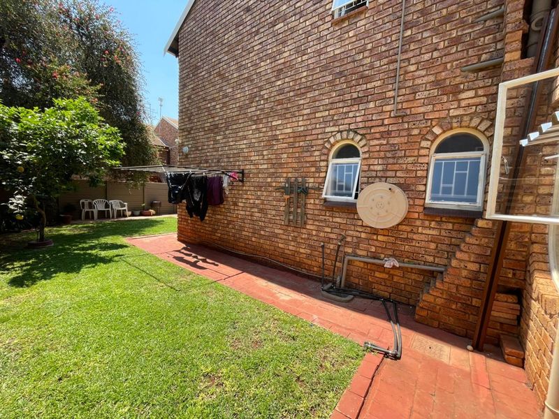 Ground 3 Bedroom Unit Doornpoort - Photo 3