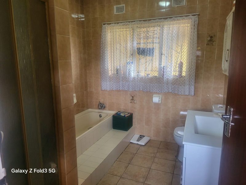 Prime Location, family home. - Photo 3