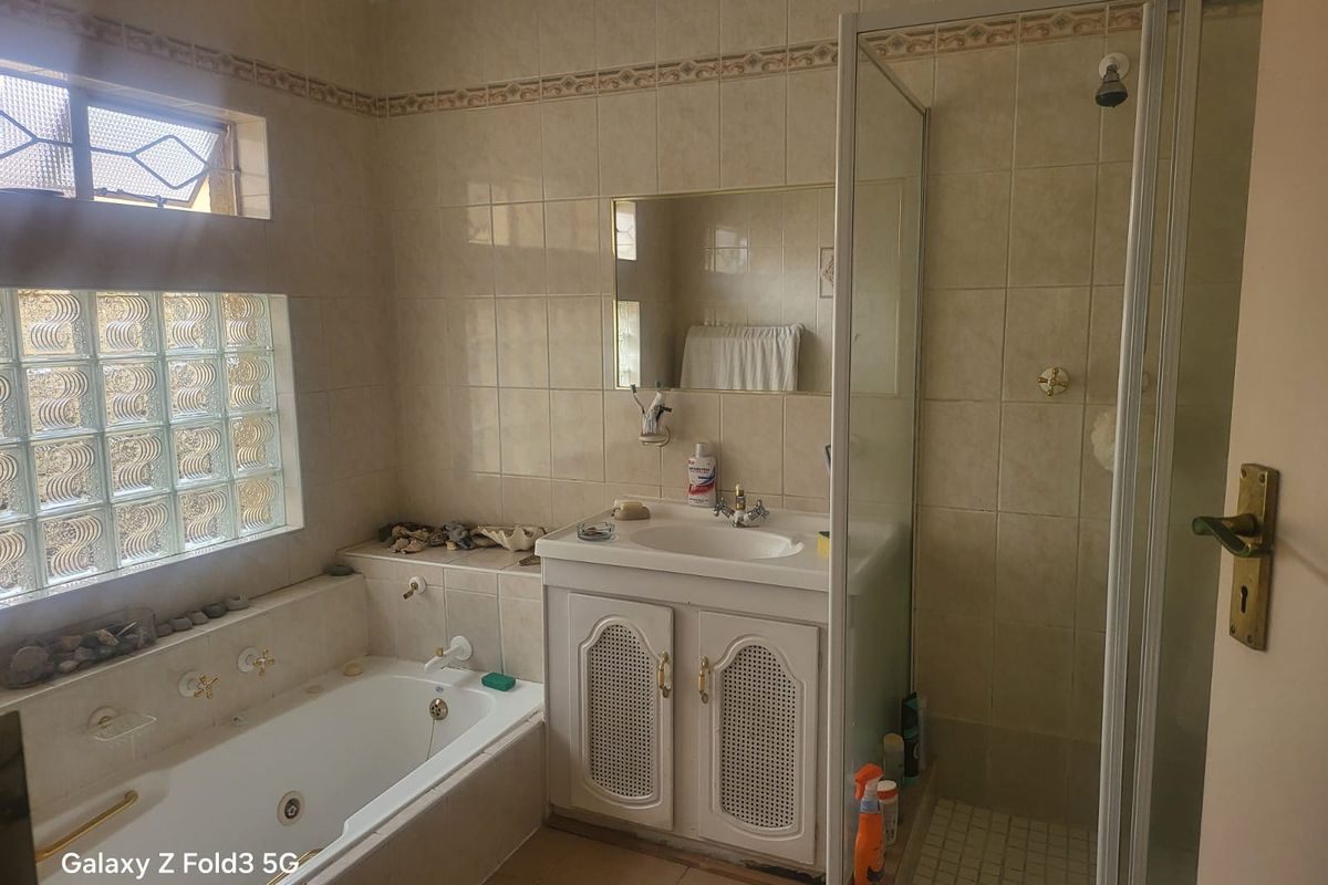 Prime Location, family home. - Photo 5