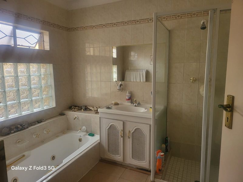 Prime Location, family home. - Photo 5