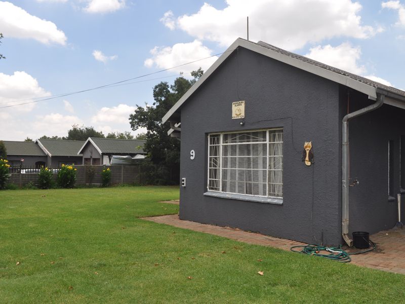 Family house for sale in Sasolburg walking distance to schools and shopping centers - Photo 7