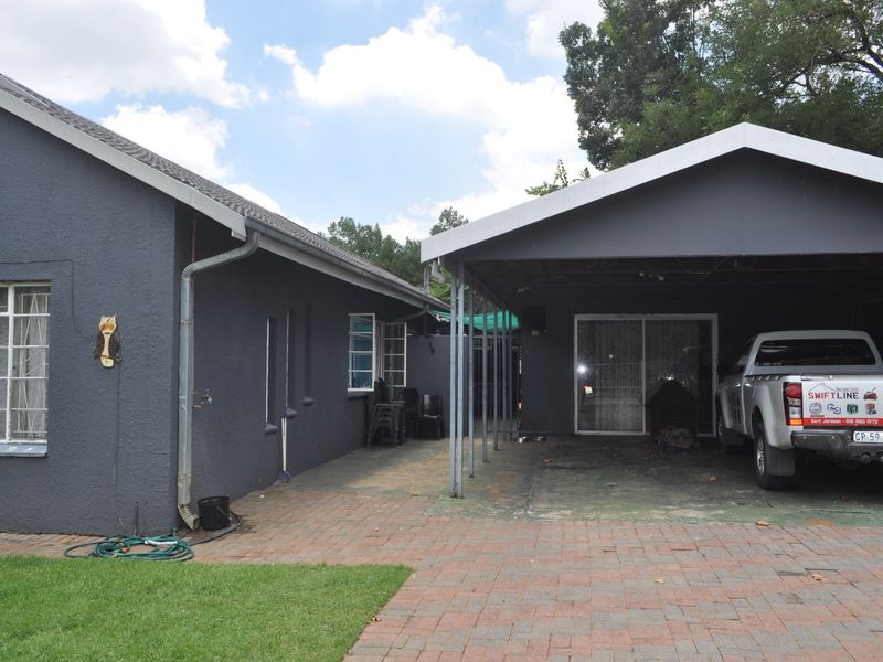 Family house for sale in Sasolburg walking distance to schools and shopping centers - Photo 2