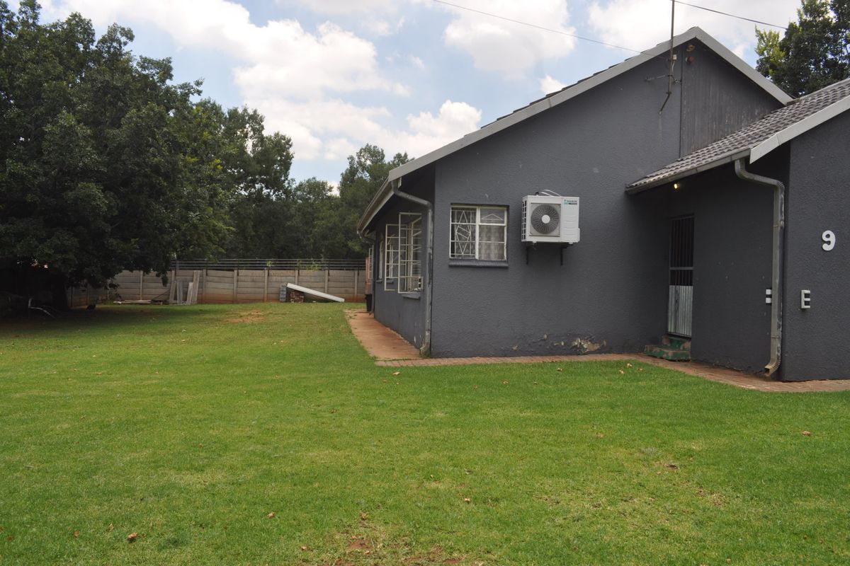 Family house for sale in Sasolburg walking distance to schools and shopping centers - Photo 3